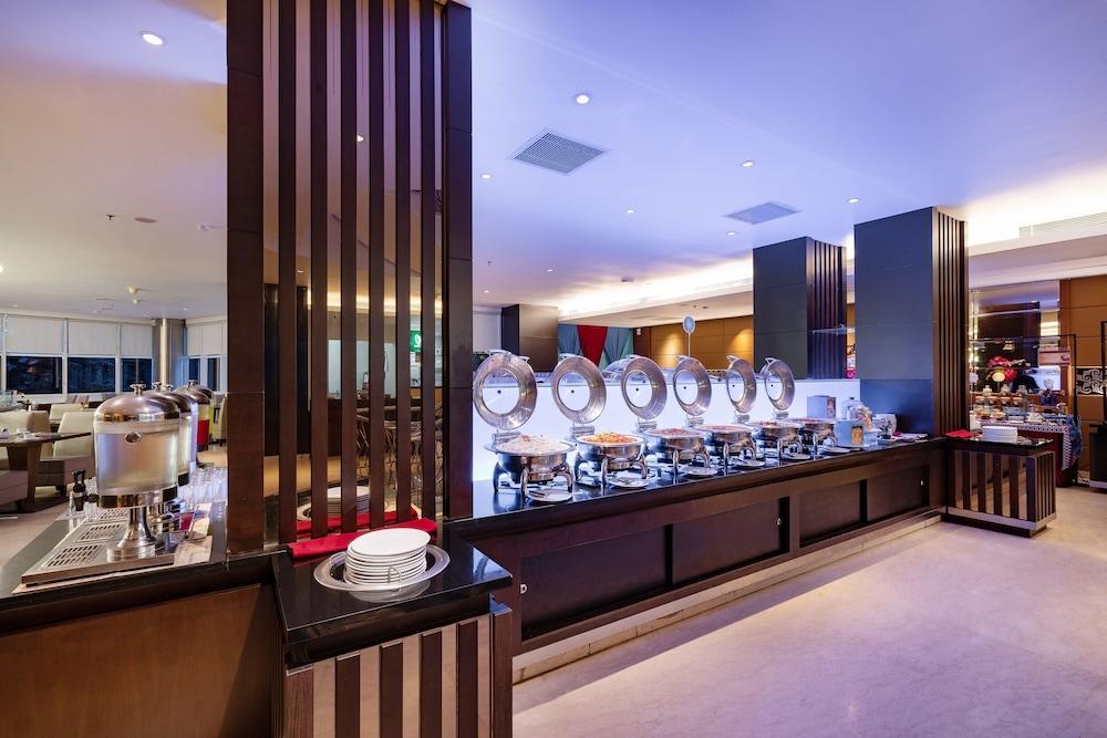 Aston Makassar Hotel & Convention Center Екстер'єр фото