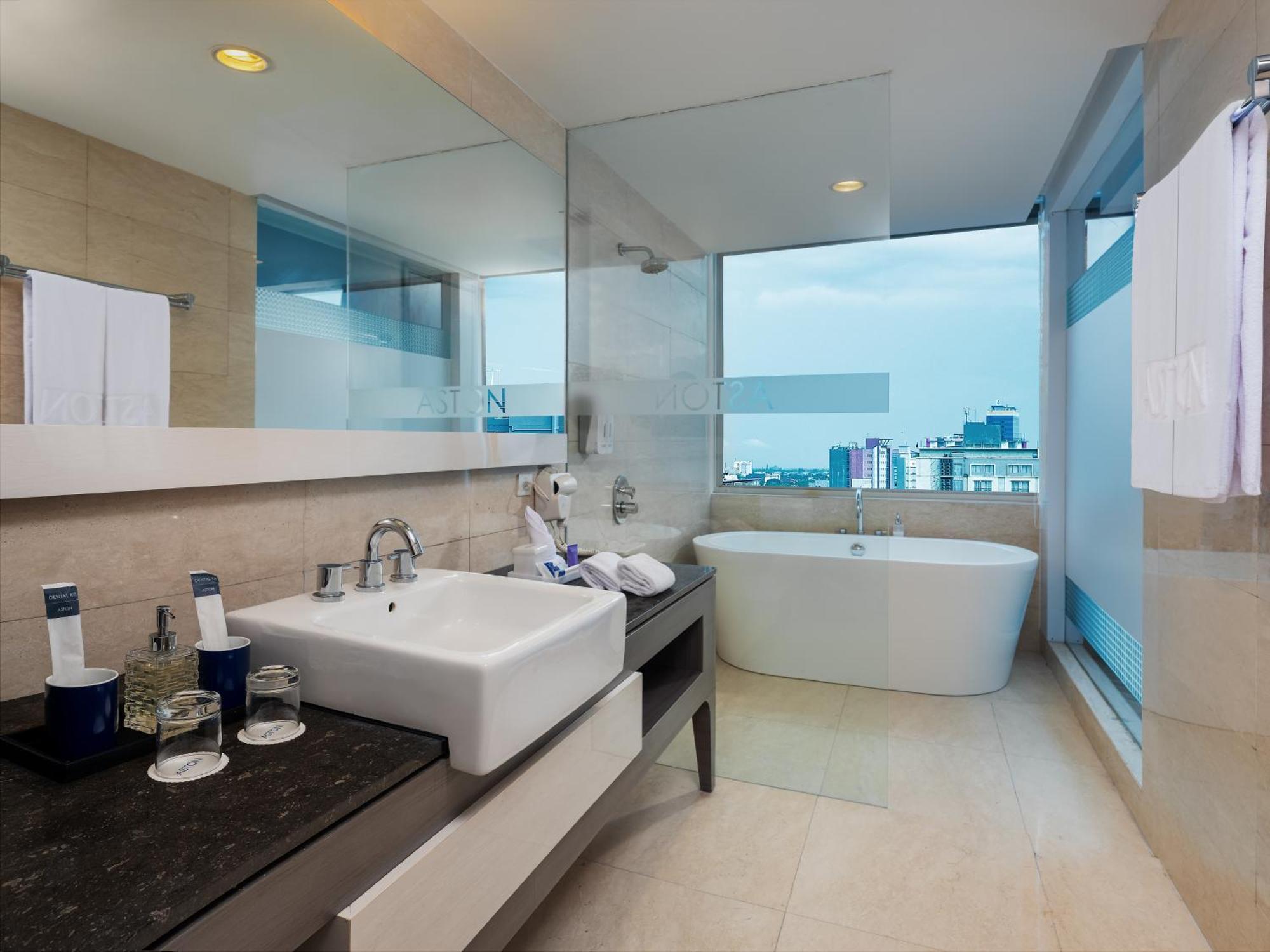 Aston Makassar Hotel & Convention Center Екстер'єр фото