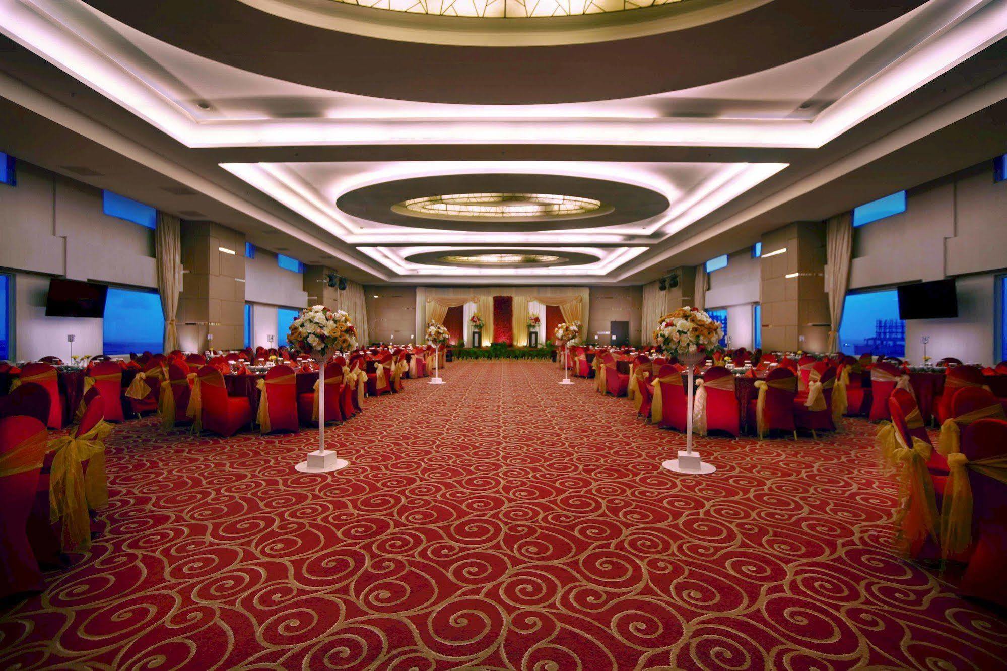 Aston Makassar Hotel & Convention Center Екстер'єр фото