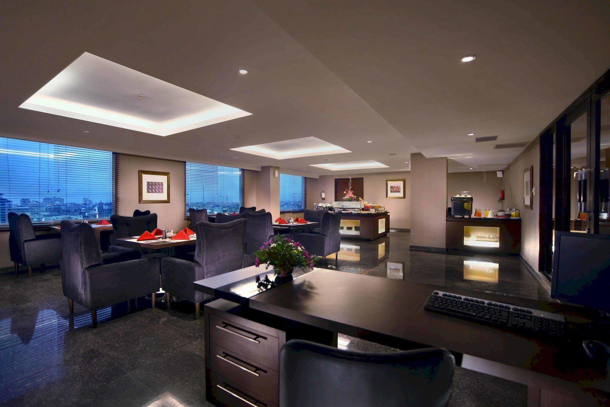 Aston Makassar Hotel & Convention Center Екстер'єр фото